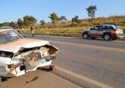 Motorista tentar cruzar pista para entrar em estrada vicinal e causa grave acidente na BR-354