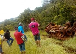 Motorista perde o controle e caminhão tomba na MG-235 entre as cidades de Matutina e São Gotardo