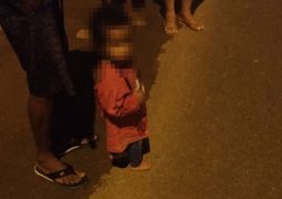 Vídeo: Criança pequena é flagrada andando sozinha pelas ruas de São Gotardo