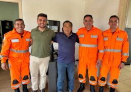 TRABALHANDO JÁ? Makoto Sekita faz reunião com o Corpo de Bombeiros que terá em breve corporação em São Gotardo