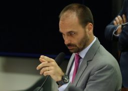 Eduardo Bolsonaro justifica defesa do AI-5 citando livro do Coronel Ustra