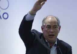 Ciro vai pedir para PDT tentar cassar mandato de Eduardo Bolsonaro